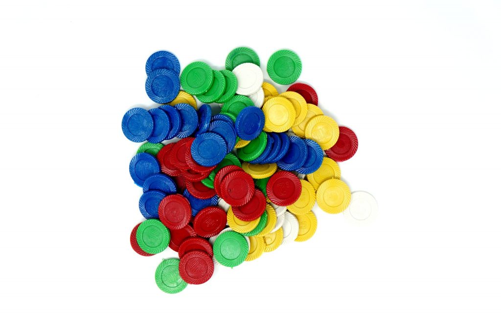 8414 *Fichas Plásticas con 5 Colores* (100 Piezas) 2.5 cm. – Mayoreo